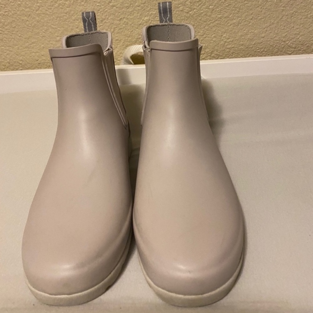 Size 7 women’s tan Hunter rainboots